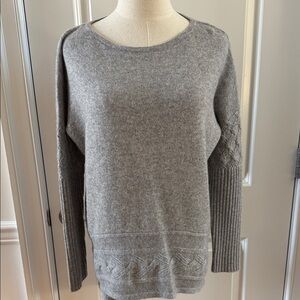 Neiman Marcus Heather Gray Crew Neck cashmere Sweater
Size Small